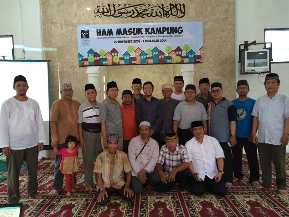 Foto bersama sehabis penyuluhan hukum tentang hak kebebasan beragama dan berkeyakinan kepada Jemaah Ahmadiyah Bekasi.