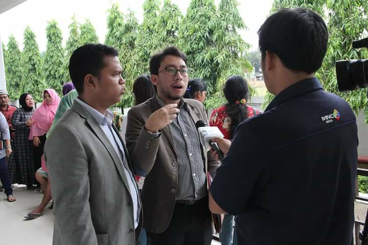 Boris Tampubolon diwawancarai oleh media